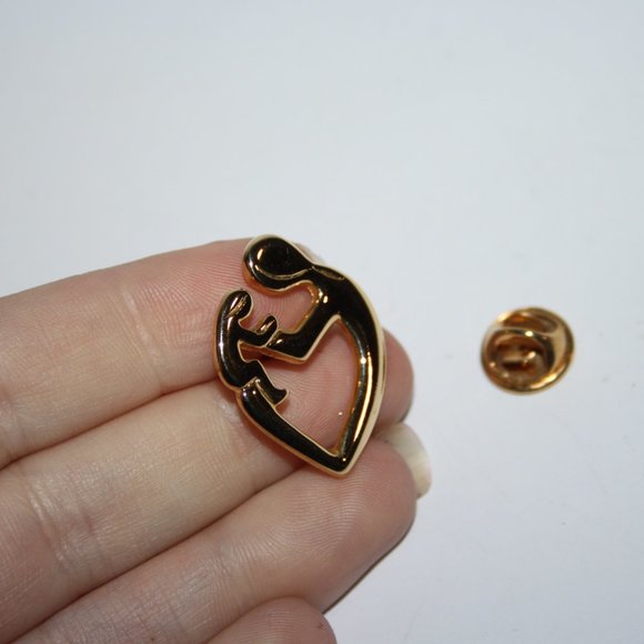 Beautiful gold parent holding child heart lapel pin 1 1/8" - Picture 3 of 4
